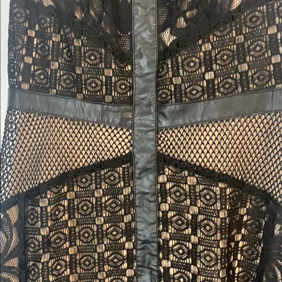 Black lace with nude underlay - Picture 2 of 3